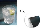 Behang - Fotobehang Een Gin tonic op een blauwe tafel - Breedte 190 cm x hoogte 280 cm