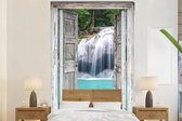 Behang - Fotobehang Doorkijk - Waterval - Natuur - Landschap - Breedte 145 cm x hoogte 220 cm