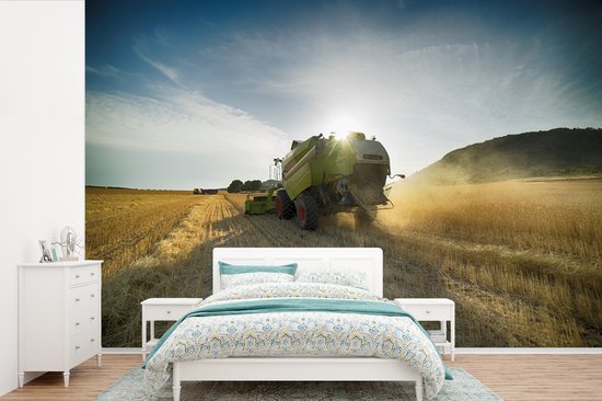 Papier peint photo peint photo vinyle - Machine agricole sur un champ de maïs largeur 330 cm x hauteur 220 cm - Tirage photo sur papier peint (disponible en 7 tailles)