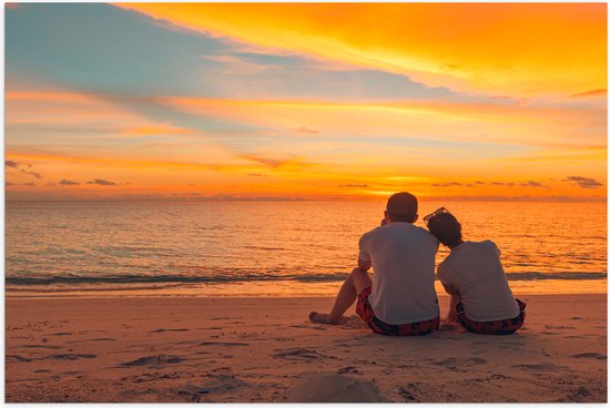 Poster Glanzend – Achteraanzicht van Verliefd Koppel op het Strand tijdens de Avondzon - 75x50 cm Foto op Posterpapier met Glanzende Afwerking