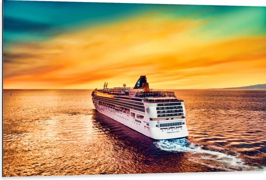 WallClassics - Dibond - Cruise op Zee met groen gele Lucht - 105x70 cm Foto op Aluminium (Met Ophangsysteem)