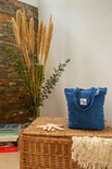 Trois sacs en velours côtelé corail, vert clair et bleu.