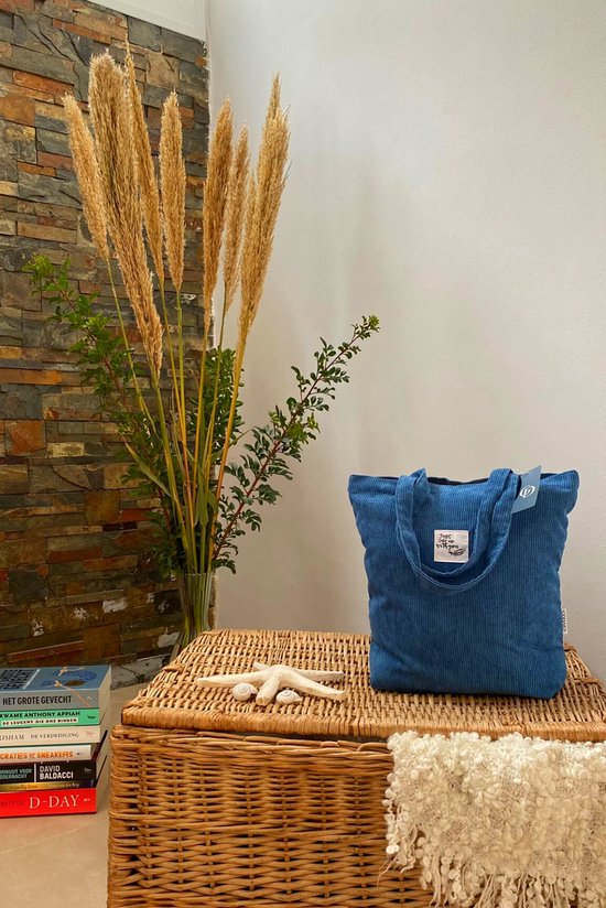 Trois sacs en velours côtelé corail, vert clair et bleu.