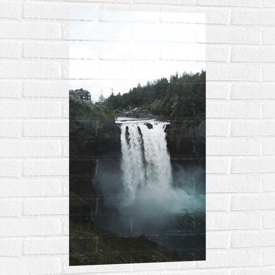 Muursticker - Grote Waterval door Bergen - 50x100 cm Foto op Muursticker