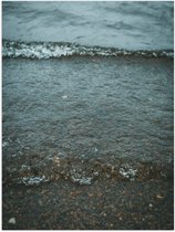 Poster (Mat) - Golven van Steentjes Strand - 30x40 cm Foto op Posterpapier met een Matte look