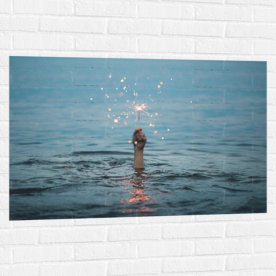 WallClassics - Muursticker - Hand met Sterretje boven het Water - 105x70 cm Foto op Muursticker