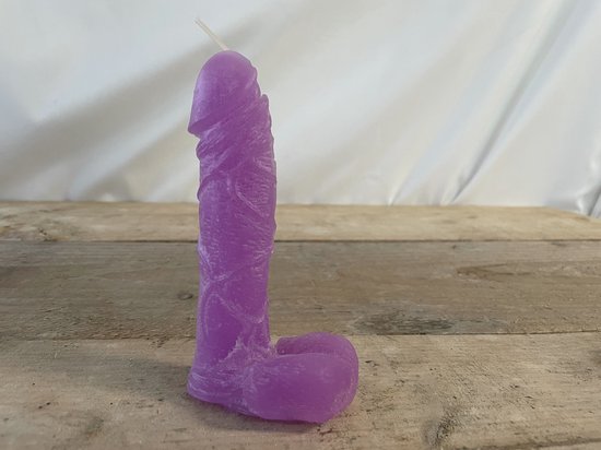 Piemelkaars, peniskaars, kaars in de vorm van een penis, kleur paars geur lavendel 14 cm hoog