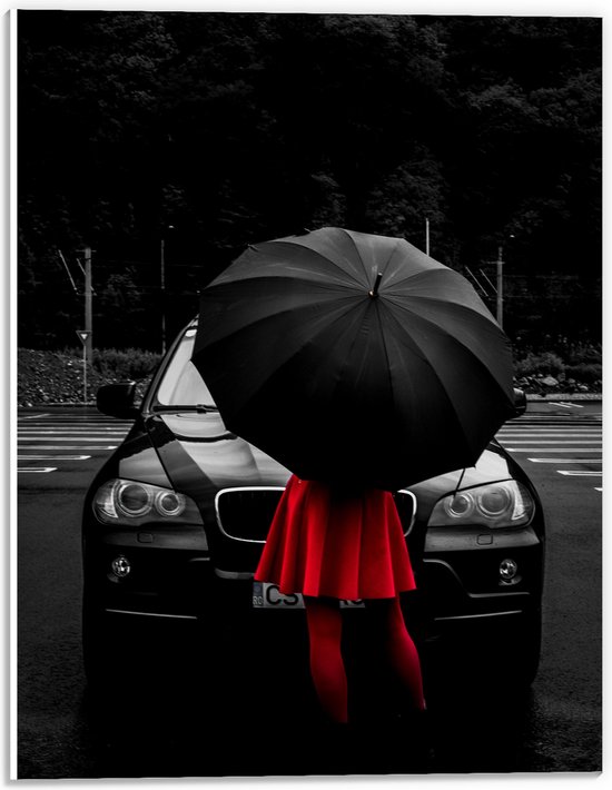 WallClassics - PVC Schuimplaat- Vrouw in Rood bij Zwarte Auto met Paraplu - 30x40 cm Foto op PVC Schuimplaat