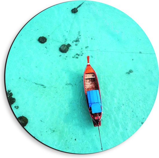 Dibond Muurcirkel - Bovenaanzicht van Smalle Houten Vissersboot op Helderblauwe Oceaan - 40x40 cm Foto op Aluminium Muurcirkel (met ophangsysteem)