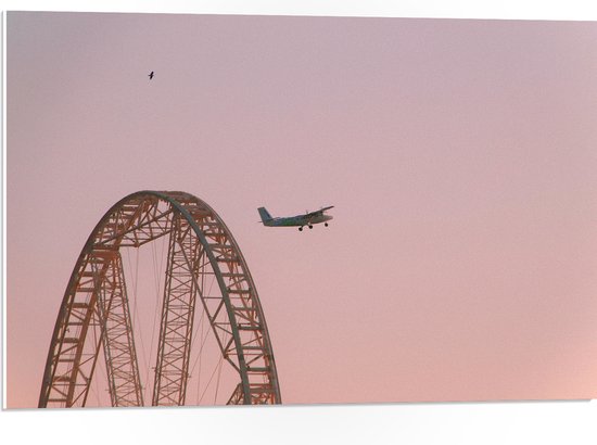 WallClassics - Plaque de Mousse PVC - Avion Volant sur des Rails de Montagnes Russes - 75x50 cm Photo sur Plaque de Mousse PVC