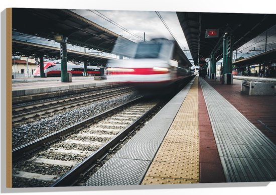 WallClassics - Hout - Voorbijrazende Trein op Station - 90x60 cm - 9 mm dik - Foto op Hout (Met Ophangsysteem)