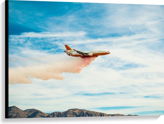WallClassics - Canvas - Rood met Wit Vliegtuig vliegend Boven Bergen met Oranje Rook - 100x75 cm Foto op Canvas Schilderij (Wanddecoratie op Canvas)