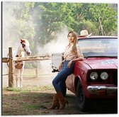 Dibond - Cowgirl Leunend op Rode Auto bij Paard - 50x50 cm Foto op Aluminium (Met Ophangsysteem)