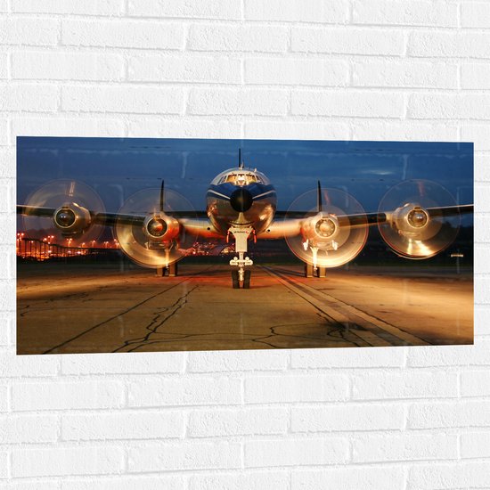 WallClassics - Muursticker - Vooraanzicht van Vliegtuig in de Avond - 100x50 cm Foto op Muursticker