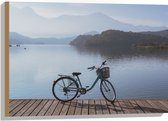 Hout - Fiets Geparkeerd op Vlonder aan het Water in Berglandschap - 75x50 cm - 9 mm dik - Foto op Hout (Met Ophangsysteem)