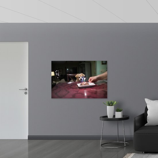 WallClassics - Panneau en mousse PVC - Klein chien d'anniversaire assis sur une chaise à la table à manger - Photo 120 x 80 cm sur panneau en mousse PVC (avec système de suspension)