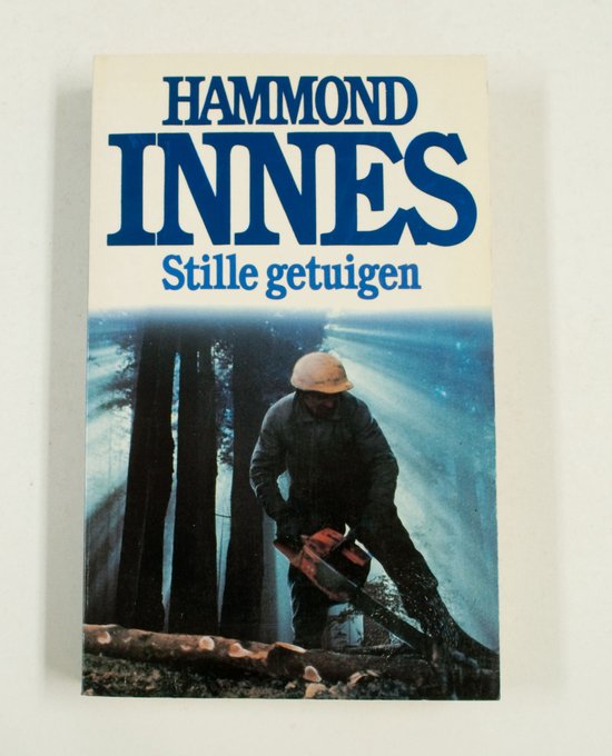 Boekcover van Hammond Innes "Stille getuigen". Een man met helm zaagt met kettingzaag in een bos.