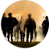 Dibond Muurcirkel - Groep Soldaten Weglopend van Rook - 80x80 cm Foto op Aluminium Muurcirkel (met ophangsysteem)