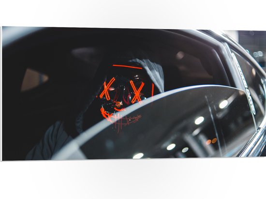 WallClassics - PVC Schuimplaat - Man met Masker met Rode Details in Auto - 100x50 cm Foto op PVC Schuimplaat (Met Ophangsysteem)