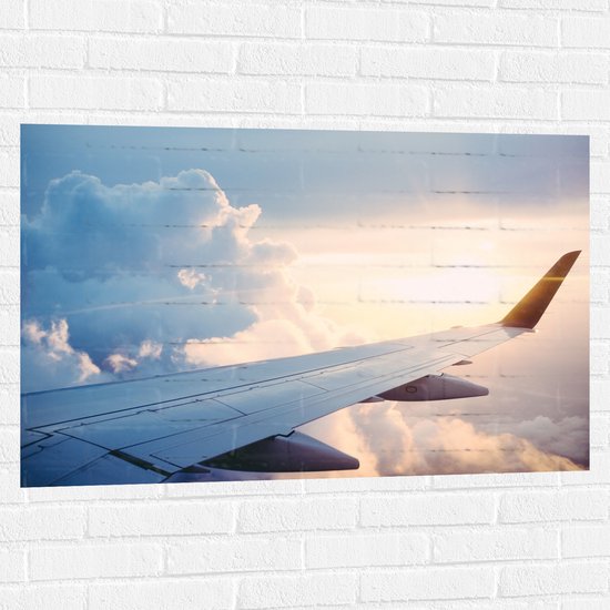 WallClassics - Muursticker - Vliegtuigveugel bij Schapenwolken - 105x70 cm Foto op Muursticker