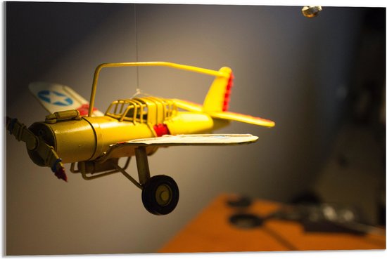 WallClassics - Acrylglas - Geel Kinderspeelgoed Vliegtuigje Zwevend in Kinderkamer - 75x50 cm Foto op Acrylglas (Wanddecoratie op Acrylaat)