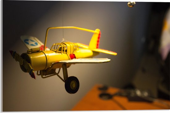 WallClassics - Acrylglas - Geel Kinderspeelgoed Vliegtuigje Zwevend in Kinderkamer - 60x40 cm Foto op Acrylglas (Wanddecoratie op Acrylaat)