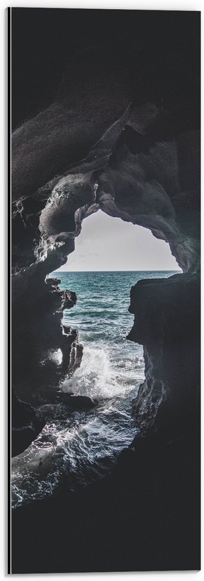 Dibond - Uitkijk op Zee vanuit Smalle Grot - 20x60 cm Foto op Aluminium (Wanddecoratie van metaal)