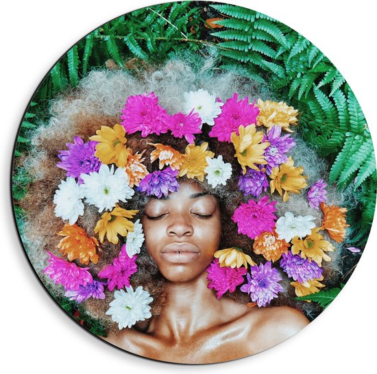 Dibond Muurcirkel - Vrouw met Afrokapsel vol Bloemen tussen Varen Planten - 40x40 cm Foto op Aluminium Muurcirkel (met ophangsysteem)