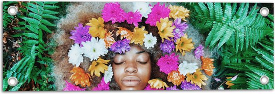 Tuinposter – Vrouw met Afrokapsel vol Bloemen tussen Varen Planten - 60x20 cm Foto op Tuinposter (wanddecoratie voor buiten en binnen)