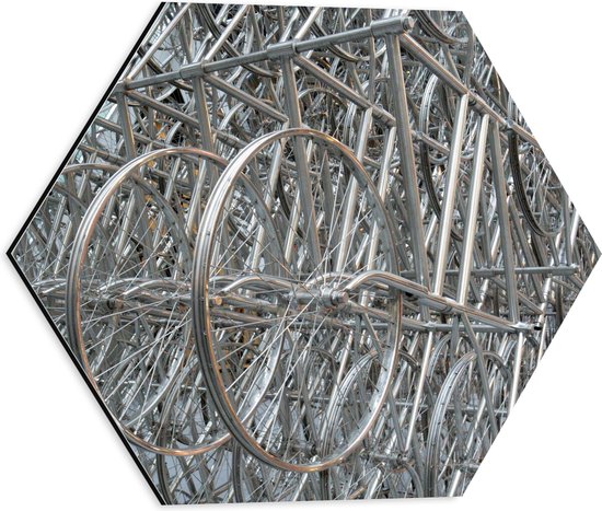 WallClassics - Dibond Hexagon - Rekken vol Fietswielen - 40x34.8 cm Foto op Hexagon (Met Ophangsysteem)