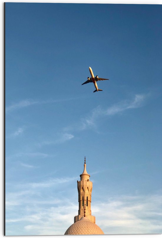 WallClassics - Dibond - Vliegtuig Vliegend boven Klassiek Kerkje - 50x75 cm Foto op Aluminium (Wanddecoratie van metaal)