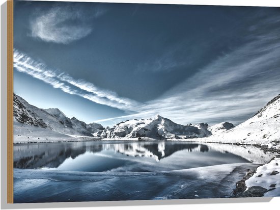 Hout - Stromend Water in Midden van Cirkel Bergen in Sneeuwlandschap - 80x60 cm - 9 mm dik - Foto op Hout (Met Ophangsysteem)