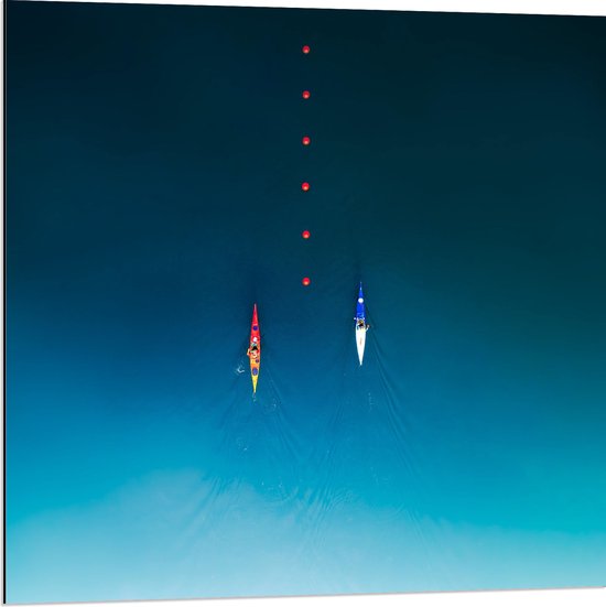 WallClassics - Dibond - Bovenaanzicht van Twee Rode Kano's bij Boeie op Zee - 80x80 cm Foto op Aluminium (Met Ophangsysteem)