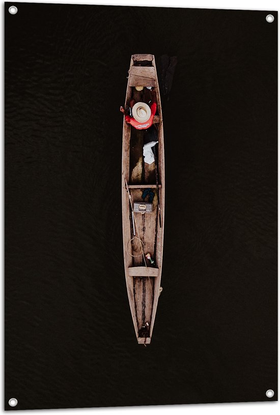 WallClassics - Tuinposter – Bovenaanzicht van Visser in Smal Houten Vissersbootje op Donker Water - 70x105 cm Foto op Tuinposter (wanddecoratie voor buiten en binnen)