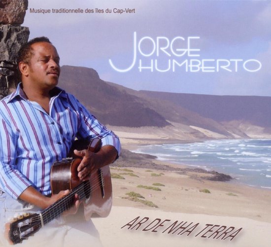 Jorge Humberto met gitaar in een landschap aan zee, met de tekst "AR DE NHA TERRA".