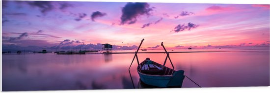 WallClassics - PVC Schuimplaat - Vissersboot op Zee met Paarse Gloed - 150x50 cm Foto op PVC Schuimplaat (Met Ophangsysteem)