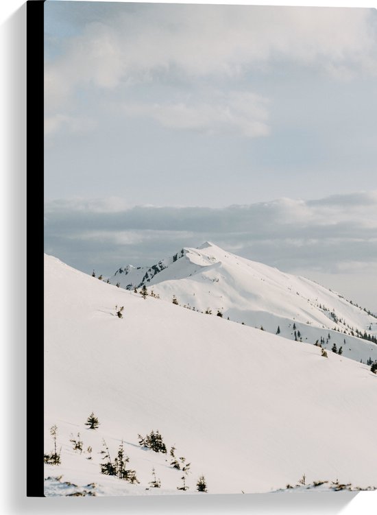 Canvas - Bergen met Dikke laag Sneeuw onder Dik Wolkenveld - 40x60 cm Foto op Canvas Schilderij (Wanddecoratie op Canvas)