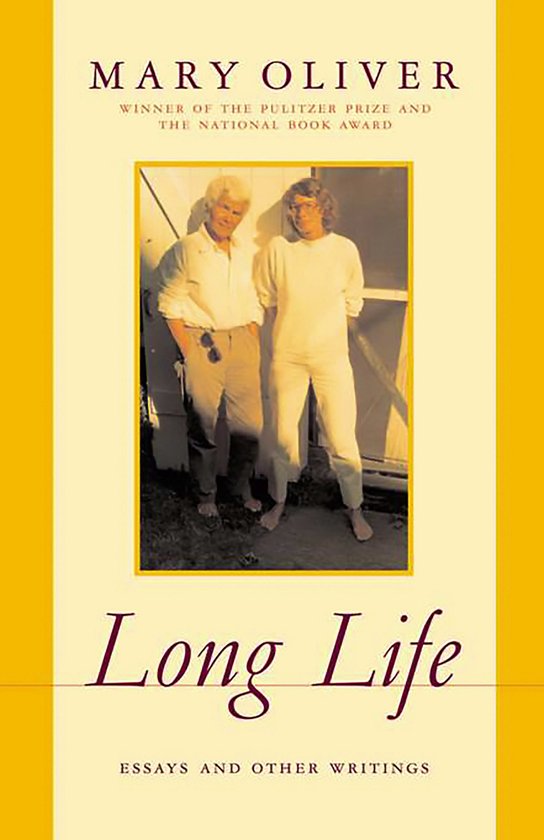 Livre "Long Life" de Mary Oliver. Deux femmes se tiennent côte à côte, vêtues de blanc et beige. "Essays and Other Writings".