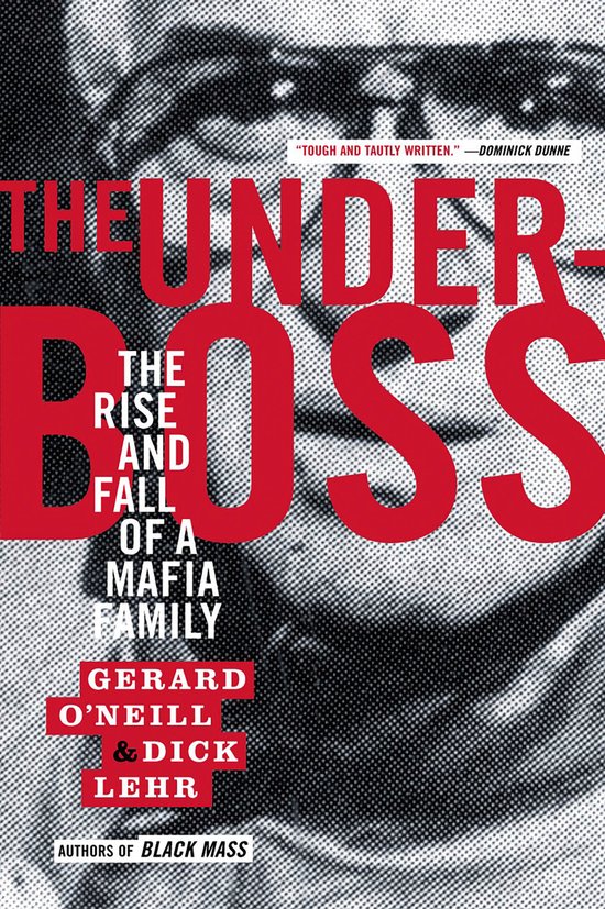 Boek kaft met rode tekst 'The Underboss' op een zwart-witte gezichtsachtergrond. Bevat 'The Rise and Fall of a Mafia Family'.
