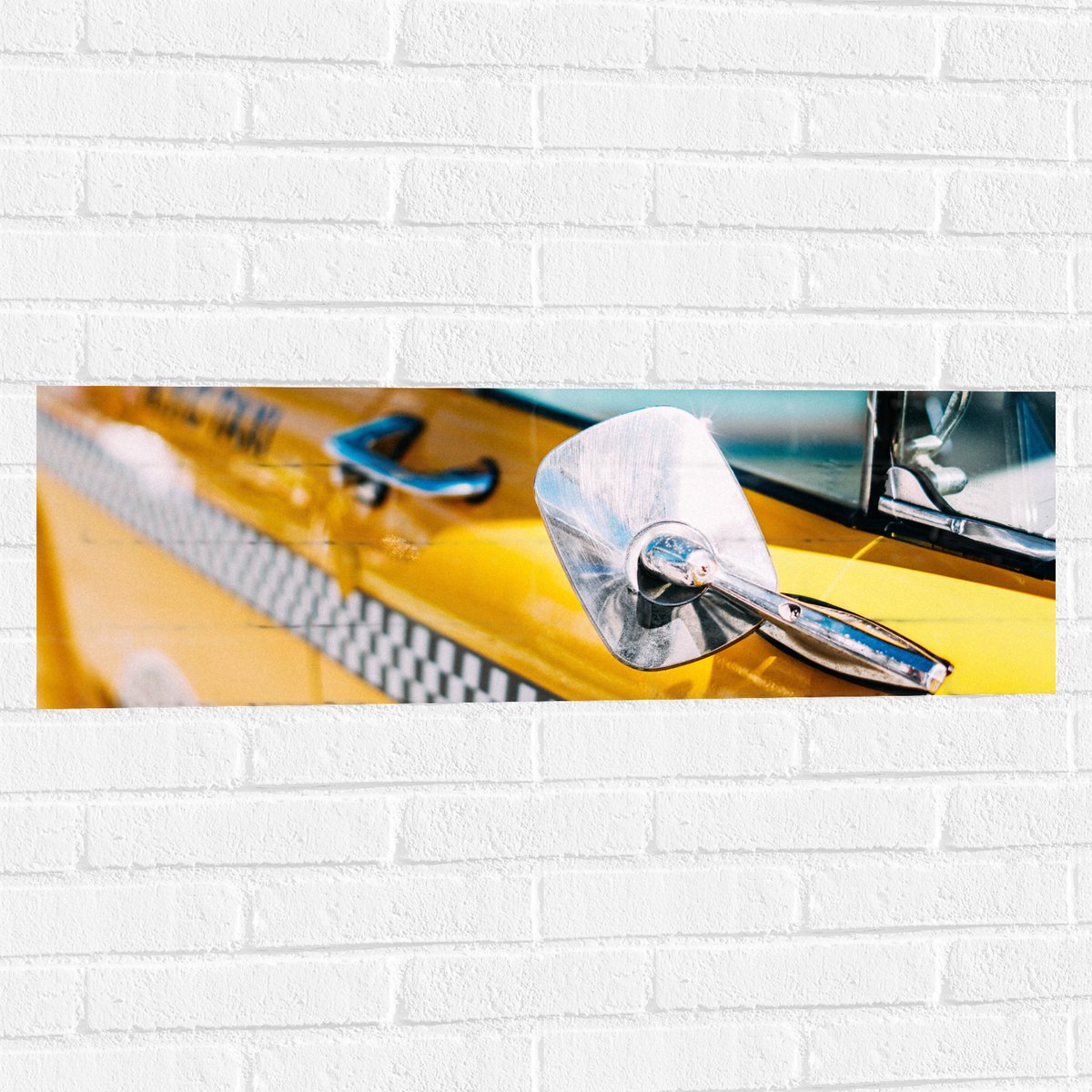 Muursticker - Close-up van Spiegel aan Gele Schoolbus - 90x30 cm Foto op Muursticker