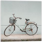 WallClassics - PVC Schuimplaat - Fiets geparkeerd bij Grijze Muur - 50x50 cm Foto op PVC Schuimplaat (Met Ophangsysteem)