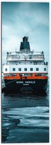 WallClassics - Dibond - Aangemeerd Zwart met Wit en Oranje Schip - 50x150 cm Foto op Aluminium (Met Ophangsysteem)