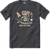 A Good Dj Never Gets Tired | Muziek - DJ - Hobby - T-Shirt - Unisex - Mouse Grey - Maat XXL