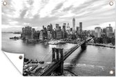 Tuindecoratie Skyline van New York met de Brooklyn Bridge - zwart wit - 60x40 cm - Tuinposter - Tuindoek - Buitenposter