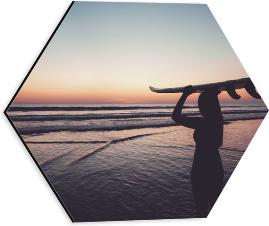 Dibond Hexagon - Silhouet van Surfer met Bord op Hoofd bij Zonsondergang - 30x26.1 cm Foto op Hexagon (Met Ophangsysteem)