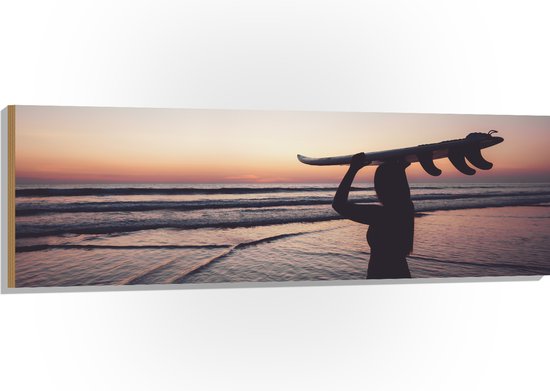 Hout - Silhouet van Surfer met Bord op Hoofd bij Zonsondergang - 150x50 cm - 9 mm dik - Foto op Hout (Met Ophangsysteem)
