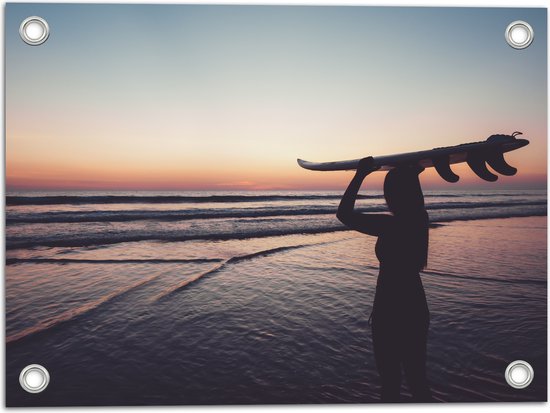 Tuinposter – Silhouet van Surfer met Bord op Hoofd bij Zonsondergang - 40x30 cm Foto op Tuinposter (wanddecoratie voor buiten en binnen)