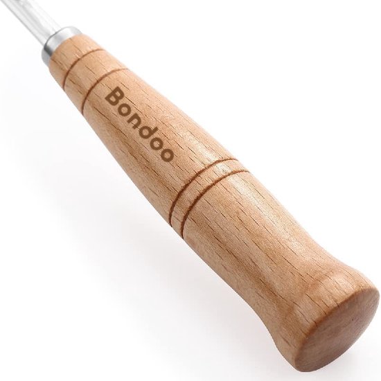 Close-up van het lichtbruine, gegroefde houten handvat van een deegmes met het opschrift 'Bondoo'.