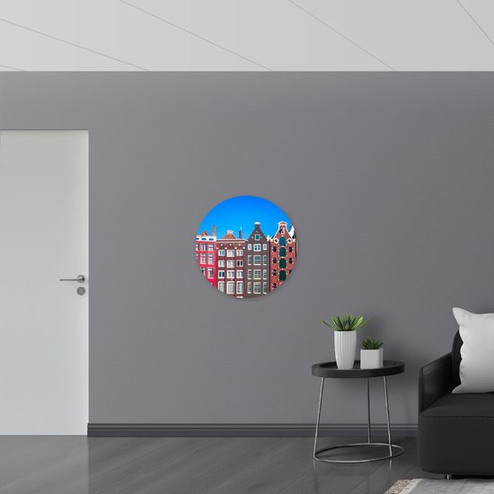PVC Schuimplaat Muurcirkel - Traditionele Amsterdamse Grachtenpanden onder Helderblauwe Lucht - 70x70 cm Foto op Muurcirkel (met ophangsysteem)