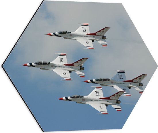 WallClassics - Dibond Hexagon - Vier Vliegende Vliegtuigen uit Amerika - 50x43.5 cm Foto op Hexagon (Met Ophangsysteem)